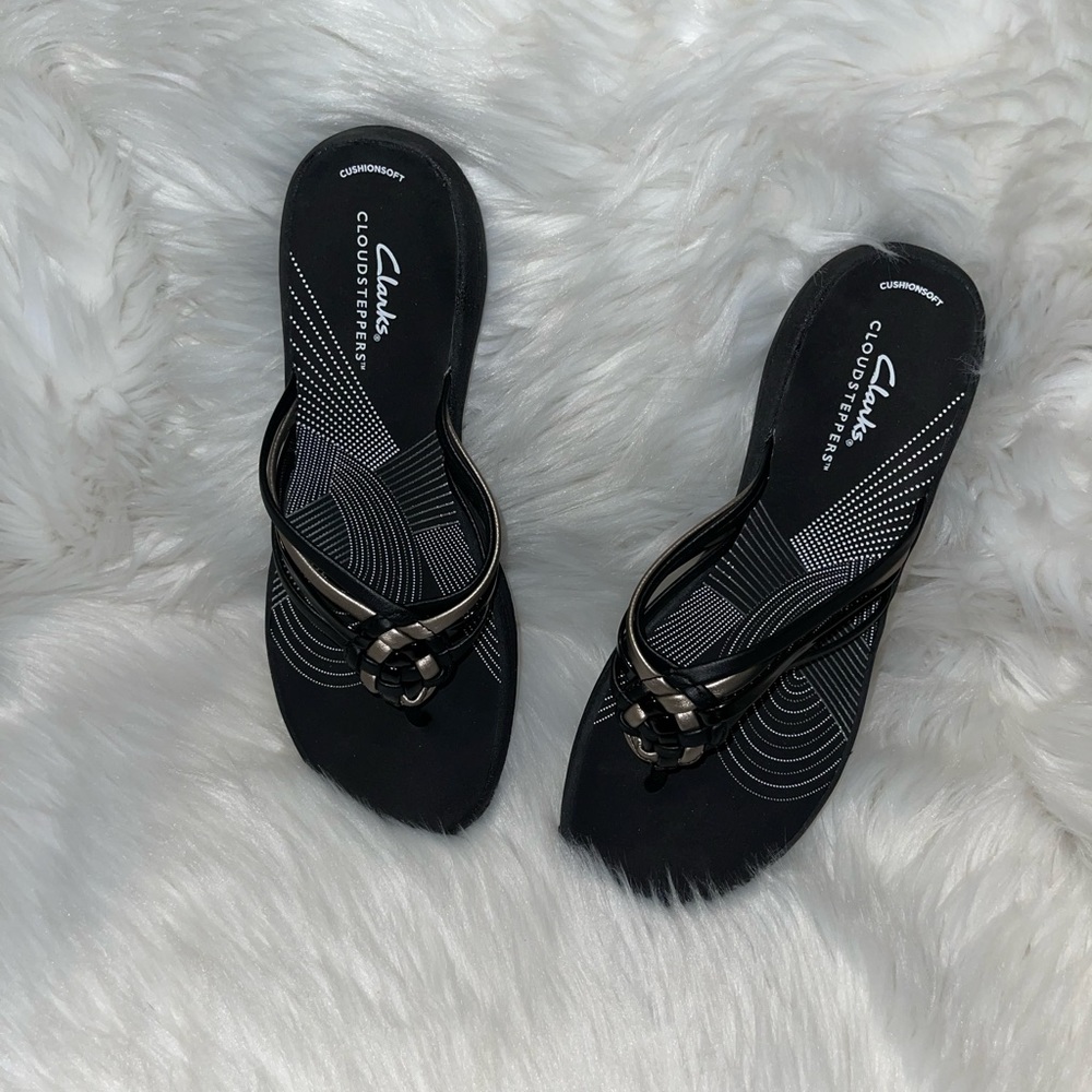 NWOT Clark’s Flip flops Size 8